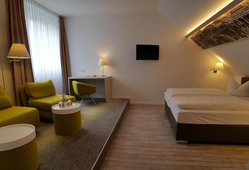 חדר משפחתי, Residence