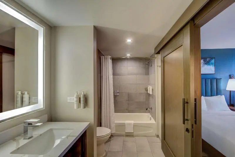 キングサイズベッドのスイートルーム, Embassy Suites By Hilton Virginia Beach Oceanfront Resort