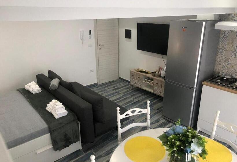 חדר משפחתי, Solidea House