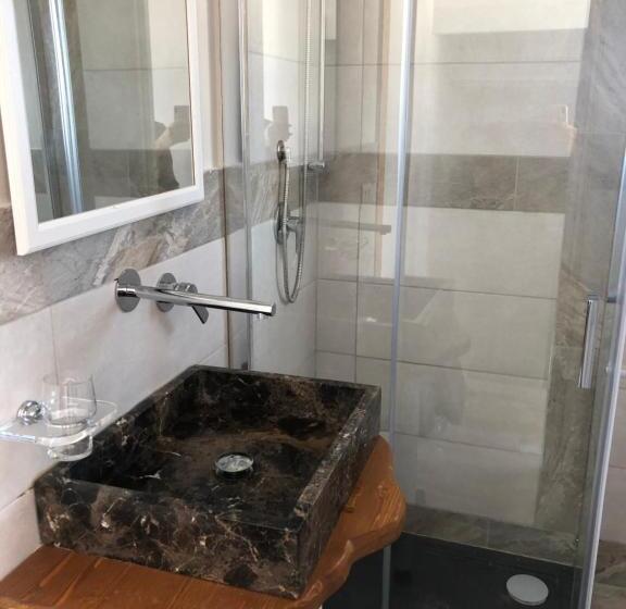 חדר משפחתי, Solidea House