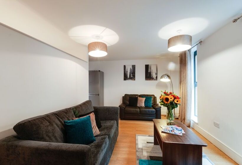 شقة غرفتين, Base Serviced Apartments Cumberland Apartments