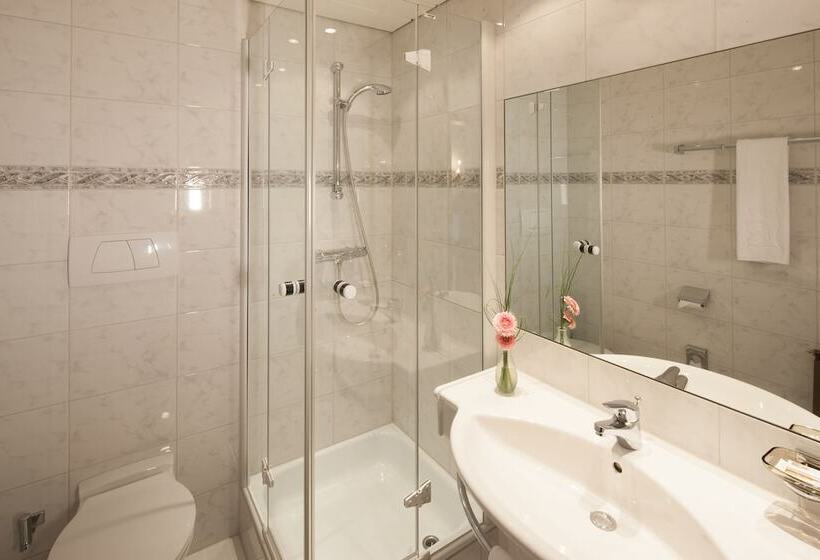 베이직 3인 룸, Elisabeth