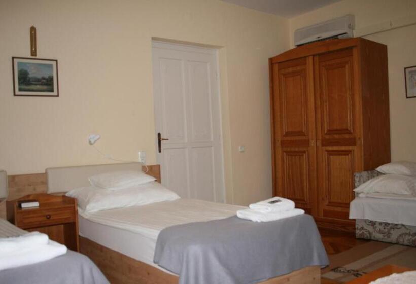 חדר סטנדרט לשלושה, Szent György Fogadó