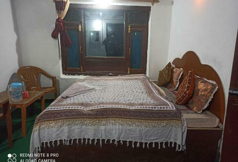 トリプルクラシックルーム, Oyo 87865 Alaska Guest House New Town Chandanwari Road