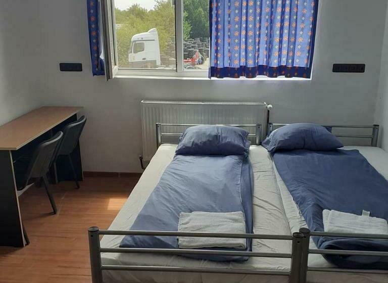 エコノミー４人部屋, Electric Hostel