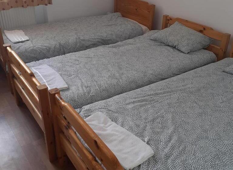 غرفة عائلية, Electric Hostel
