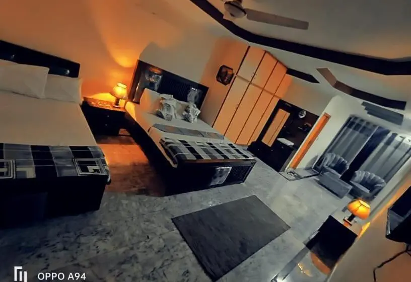 اتاق لوکس سه تخته, Lexus Lodge
