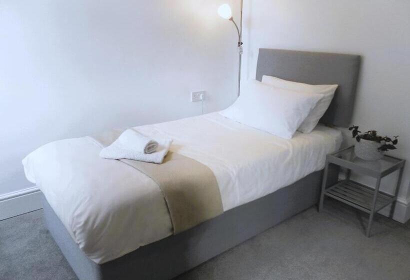 标准单人间, Claremont