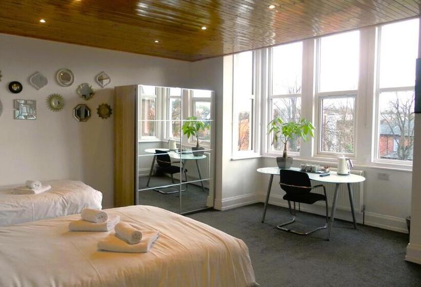 舒适三人间, Claremont