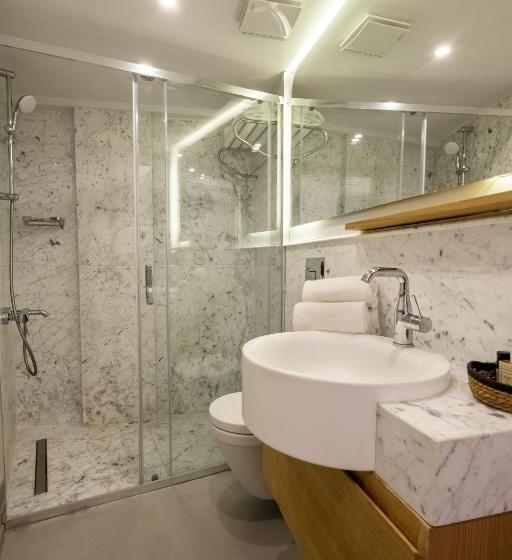 חדר משפחתי, Alle Alacati