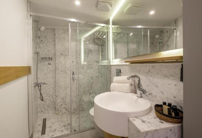 חדר משפחתי, Alle Alacati