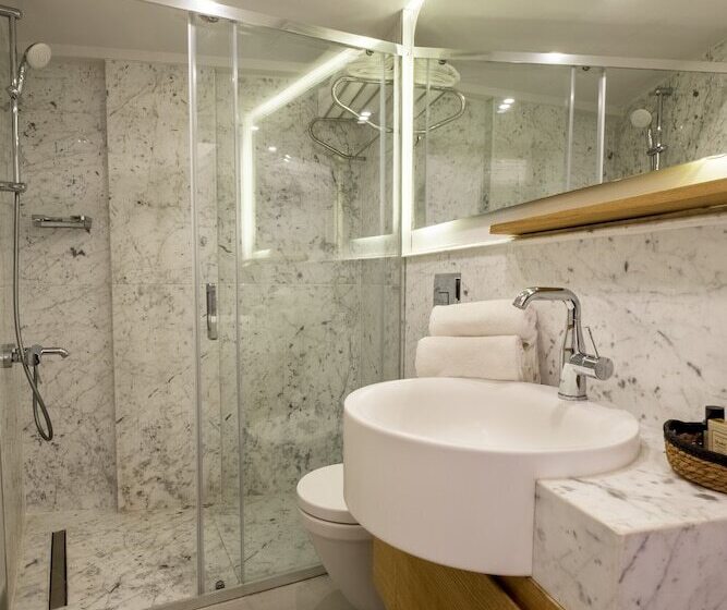 חדר משפחתי, Alle Alacati