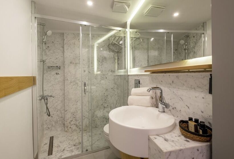 חדר משפחתי, Alle Alacati