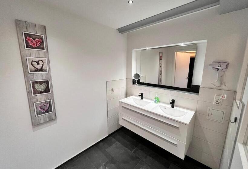 패밀리 스튜디오, Pension Am Schloss