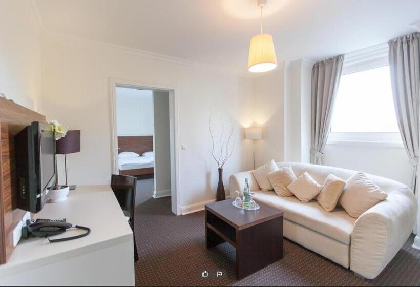 غرفة عائلية, Excellent