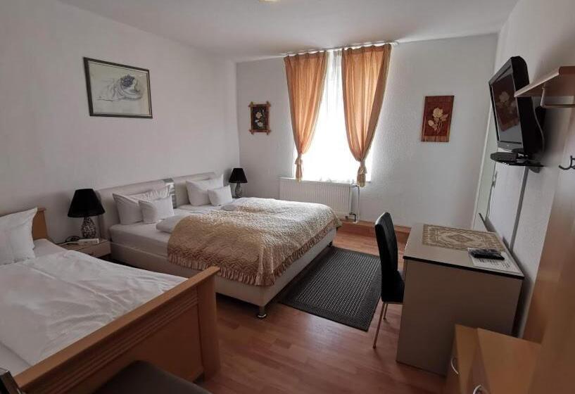 标准三人间, Happy