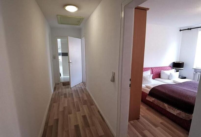 标准三人间, Happy