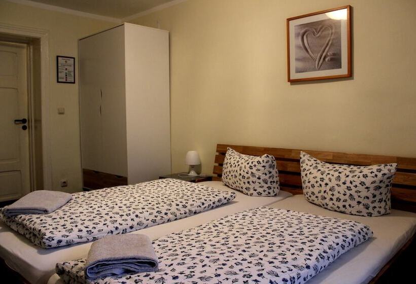 이코노미 룸 공용욕실, The Avalon