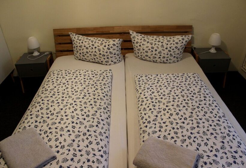 이코노미 룸 공용욕실, The Avalon