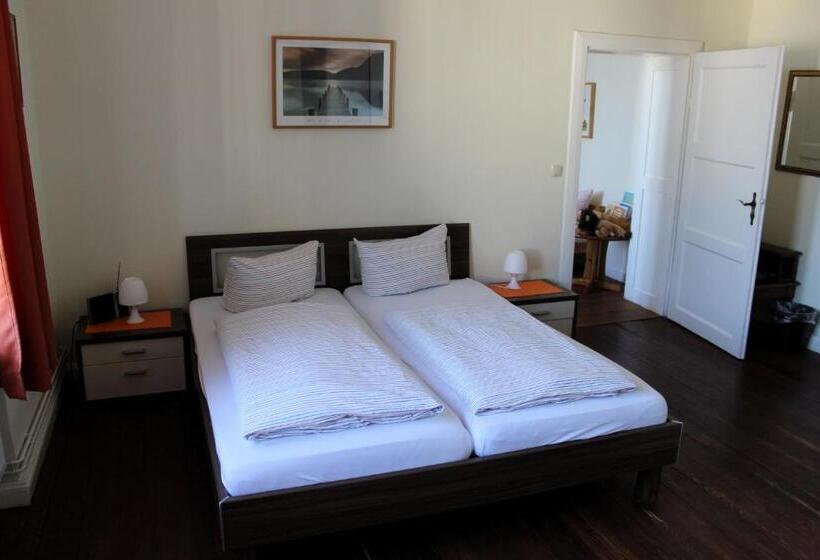 패밀리 룸, The Avalon