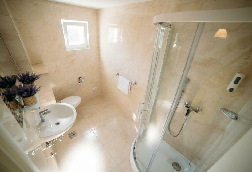 اتاق استاندارد برای معلولان, Wojtyla