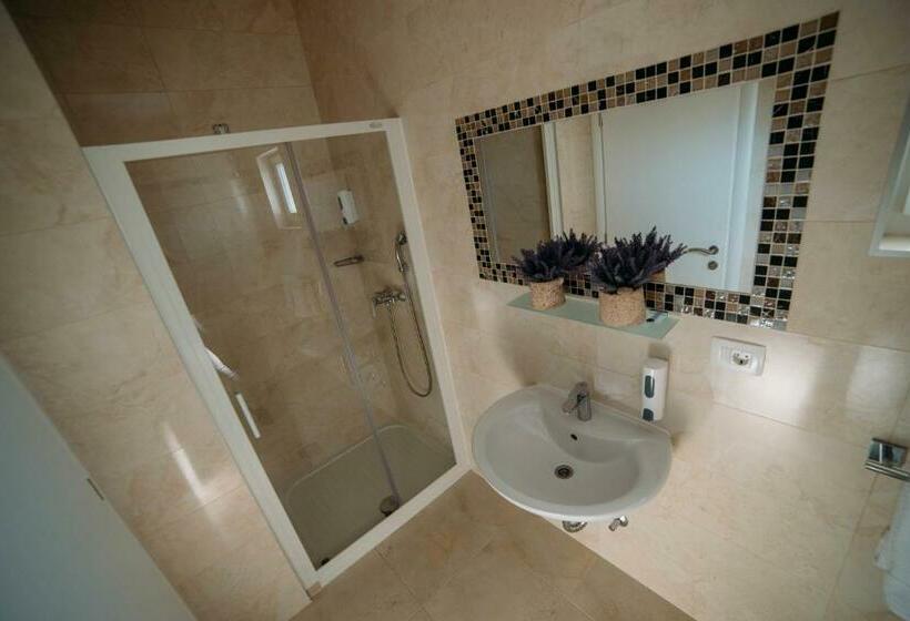 اتاق استاندارد سه نفره, Wojtyla