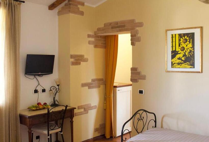 Трехместный Номер Стандарт с Балконом, Casale Del Fattore