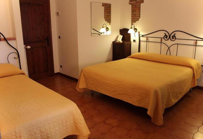 Трехместный Номер Стандарт с Балконом, Casale Del Fattore