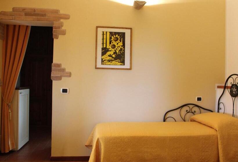 Трехместный Номер Стандарт с Балконом, Casale Del Fattore