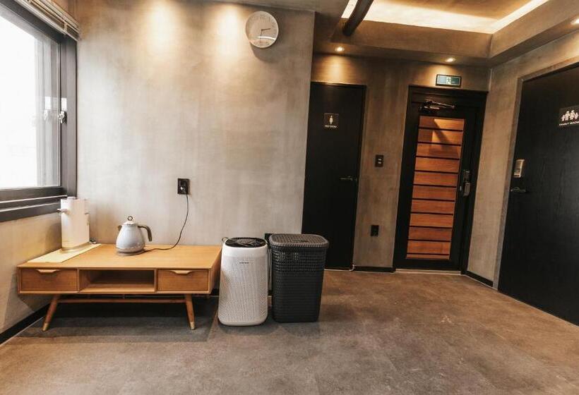 バスルーム共有のトリプルスタンダード, Big K House