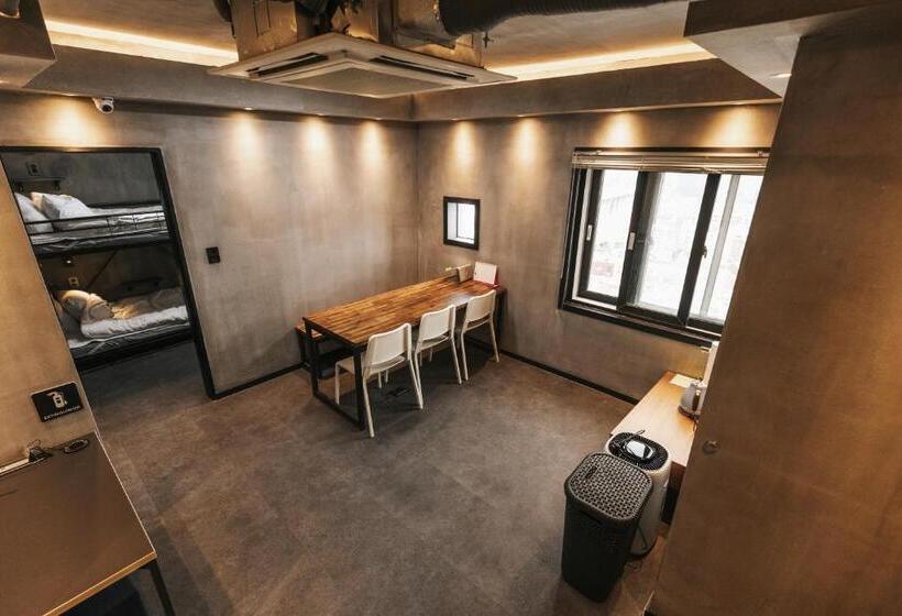 バスルーム共有のトリプルスタンダード, Big K House