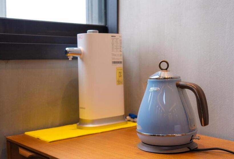 バスルーム共有のトリプルスタンダード, Big K House