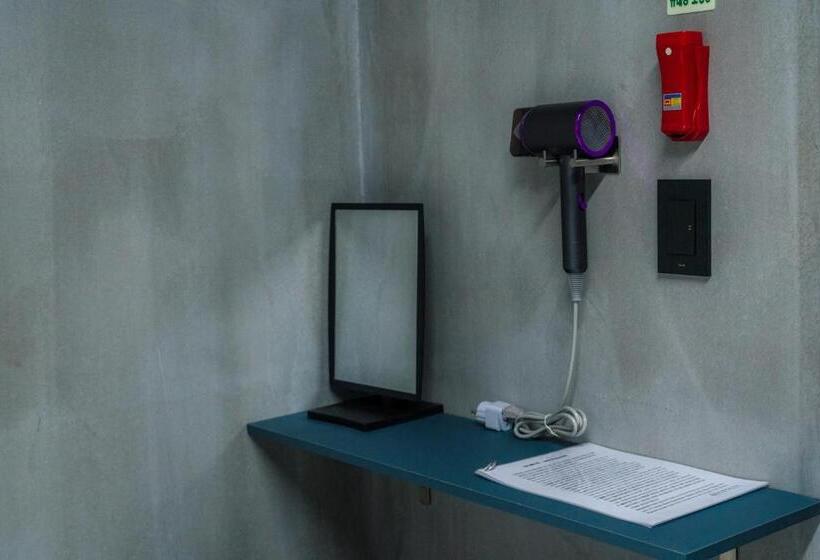 バスルーム共有のトリプルスタンダード, Big K House