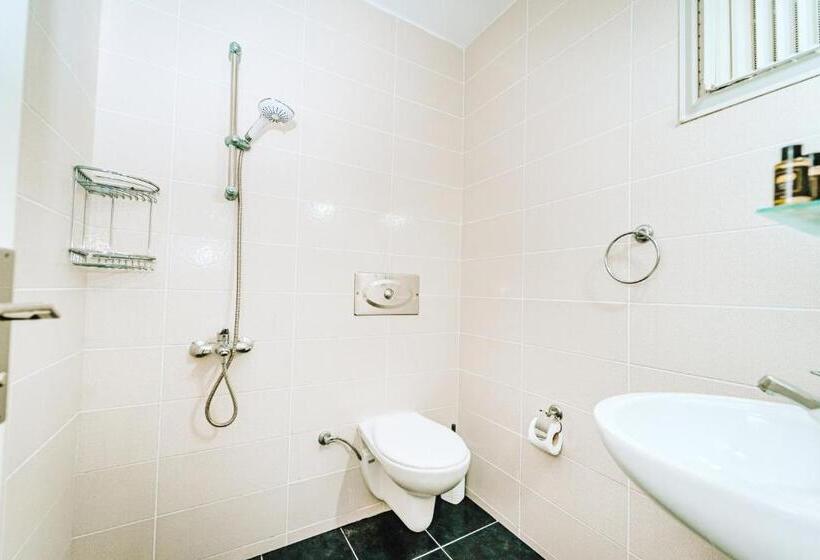 اتاق استاندارد با چشمانداز استخر, Golden Lighthouse