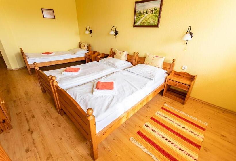 اتاق استاندارد سه نفره, Il Gallo Nero   Fekete Kakas étterem és Panzió