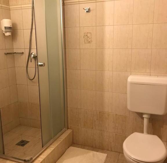 חדר סטנדרט לשלושה, Il Gallo Nero   Fekete Kakas étterem és Panzió