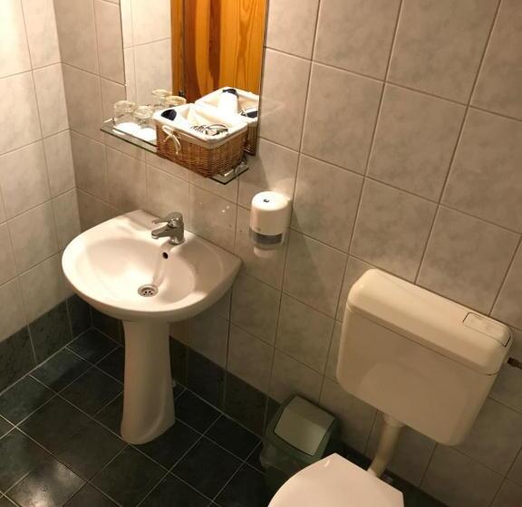 חדר סטנדרט לשלושה, Il Gallo Nero   Fekete Kakas étterem és Panzió