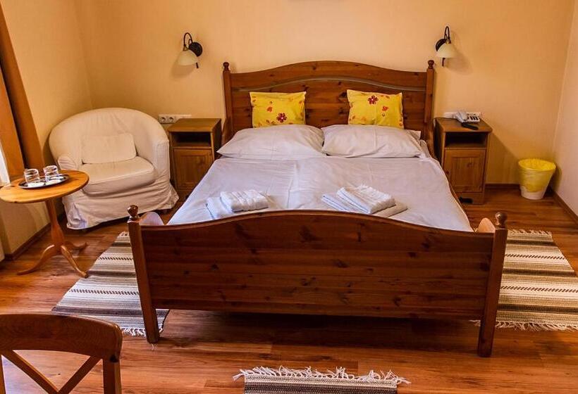 חדר דחוקס עם מיטת קינג, Il Gallo Nero   Fekete Kakas étterem és Panzió