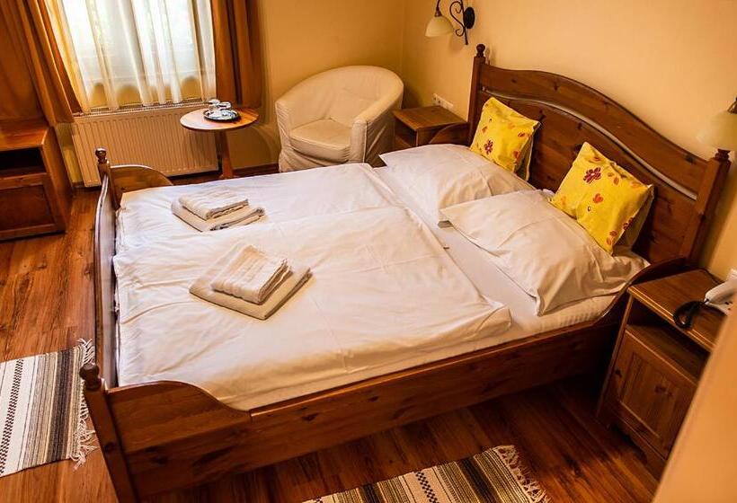 חדר דחוקס עם מיטת קינג, Il Gallo Nero   Fekete Kakas étterem és Panzió