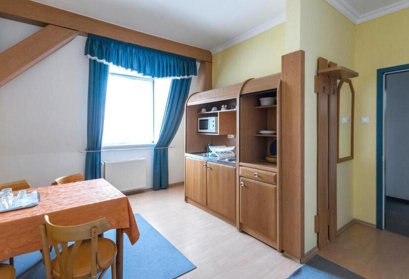 דירת חדר, Kikelet Club