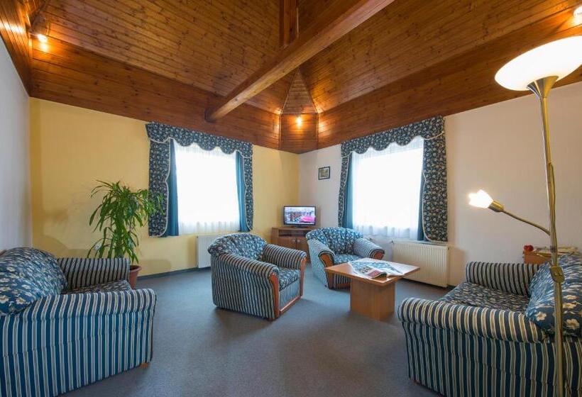 דירת חדר סופריור, Kikelet Club