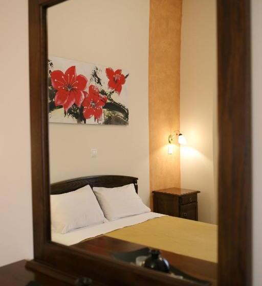 חדר סטנדרט לשלושה, Mani