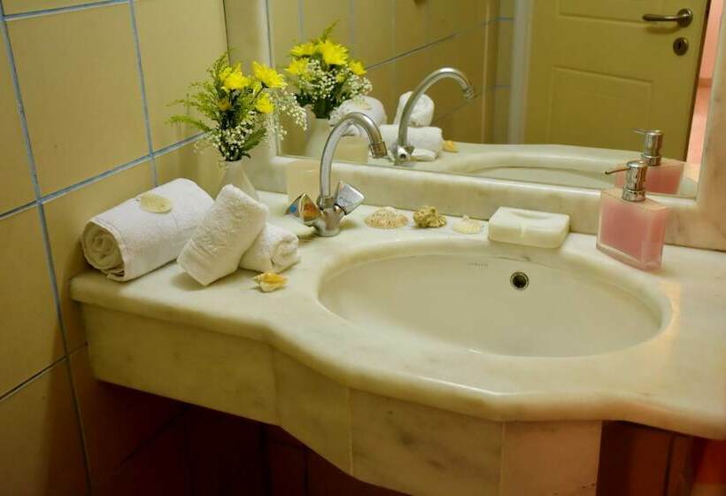 شقة غرفة واحدة, Irini Apartments