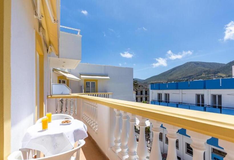 إستديو قياسى مطل على حمام السباحة, Irini Apartments