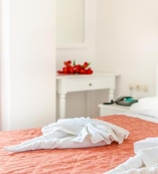 إستديو قياسى مطل على حمام السباحة, Irini Apartments