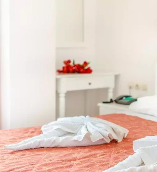 プールビュースタンダードステューディオ, Irini Apartments