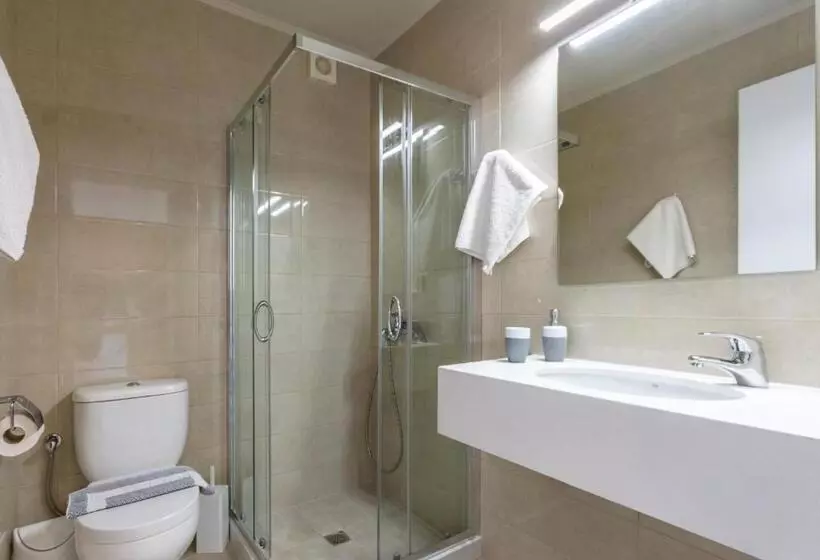 プールビュースタンダードステューディオ, Irini Apartments
