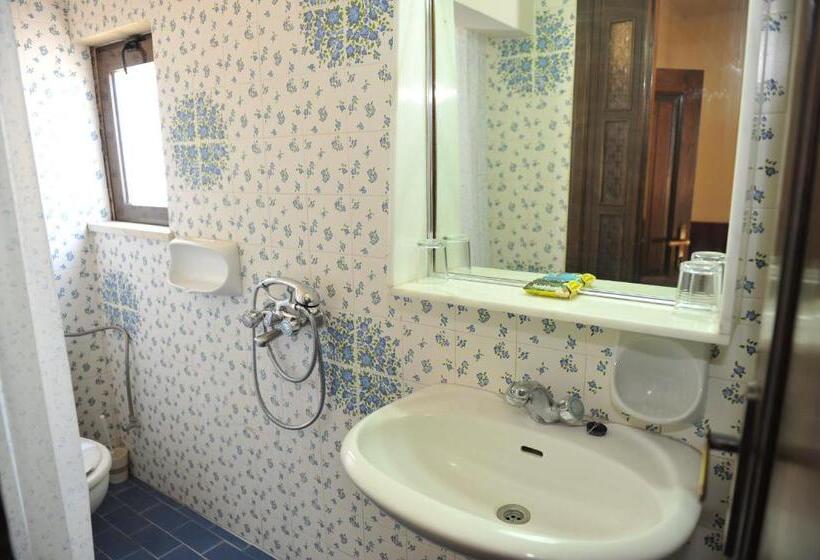 스탠다드 스튜디오, Niki Hotel Apartments