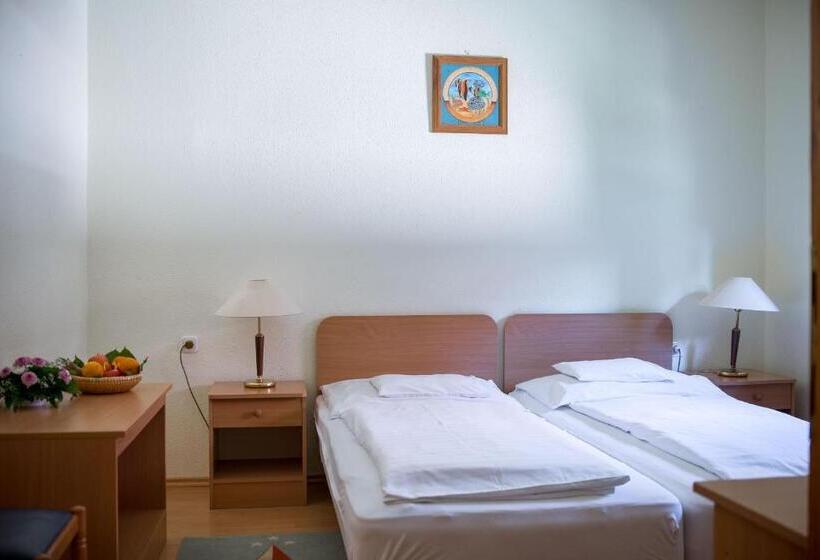 스탠다드 트리플 룸, Wellness Hotel Szindbád