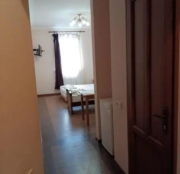 Camera Familiare, Old Kayaran